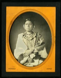Portræt af konen til Mahee (Knife), Iowa. (Kun-zan-ya). Mahees kone bærer et tykt tæppe omkring hende og smykker med perler.